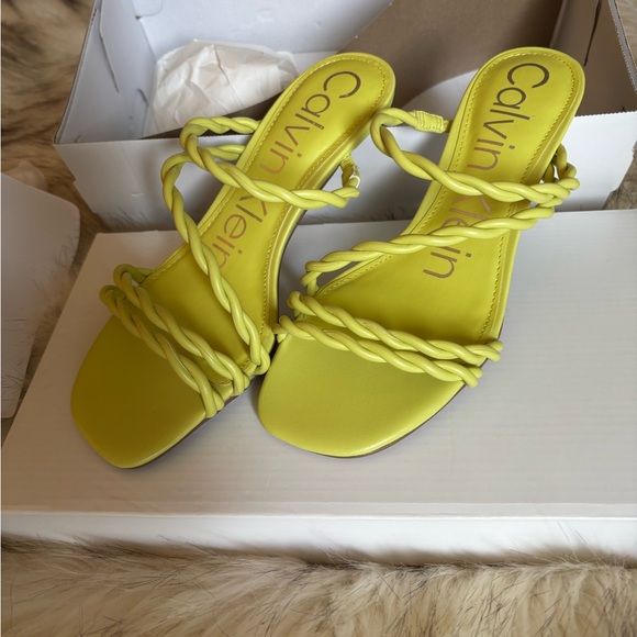 ❤️🥀Calvin Klein light green/yellowish 
 SANDALS W/TWISED STRAP & KITTEN HEELS🥀❤️ - Picture 2 of 10